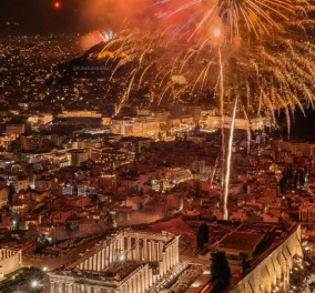 Το βίντεο της ημέρας από τον Θανάση Κακαβούλα - Η στιγμή που η Ακρόπολη φωτίζεται ότι τα πυροτεχνήματα για την υποδοχή του νέου έτους