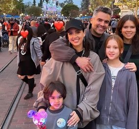 Η Jessica Alba στην Disneyland με την οικογένειά της - Συμπαθέστατη σταρ με τον ωραίο σύζυγο και τα τρία τους παιδιά (φωτό)