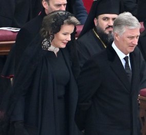  Οι βασιλιάδες & οι πρίγκιπες στην κηδεία του Πάπα Βενέδικτου: Τα tout noir σύνολα της βασίλισσας Ματθίλδης & της βασίλισσας Σοφίας (φωτό)