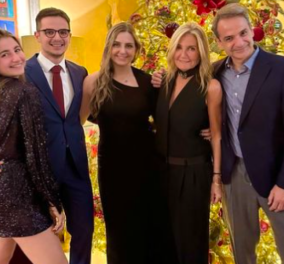 Ο πρωθυπουργός εύχεται καλή χρονιά με όλη την οικογένεια: Με μάξι τουαλέτα η Μαρέβα μαζί με Σοφία, Δάφνη και Κωνσταντίνο με γραβάτα