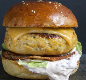 Γιάννης Λουκάκος: Σπιτικό Burger γαλοπούλα, μπέικον, τσένταρ & σάλτσα κράνμπερι