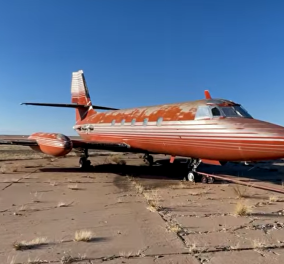 Έλβις Πρίσλεϊ: Το χαμένο αεροπλάνο του «Βασιλιά της Ροκ» πουλήθηκε για 260.000 δολ. – Κόκκινο βελούδο και πολυτέλεια (φωτό & βίντεο)