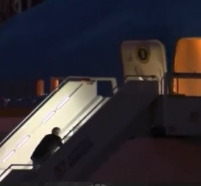 Βίντεο: Ο Τζο Μπάιντεν πέφτει ανεβαίνοντας τη σκάλα του Air Force One – Δείτε τι έγινε