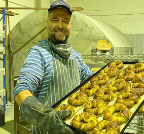  Από το Πλωμάρι στη Ν. Αφρική: Ο διάσημος ξυλόφουρνος του Μανώλη με τις ελληνικές γεύσεις - Σπανακόπιτες & τσουρέκια