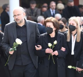 Λάκης Παπαστάθης: Συγκίνηση στην κηδεία του σκηνοθέτη