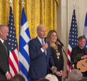 Η Ρίτα Γουίλσον του Τομ Χανκς τραγούδισε Κόκκοτα στον Λευκό Οίκο: "Ο κόσμος σας χρωστάει πολλά" - Η δεξίωση του Τζο"Μπαϊντενόπουλος" για την Ανεξαρτησία της Ελλάδας (φωτό & βίντεο)