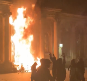 En flammes - στις φλόγες η Γαλλία: Συμπλοκές εκατομμυρίων πολίτων με την αστυνομία – Οργή για τη σύνταξη στα 64 από τον Μακρόν