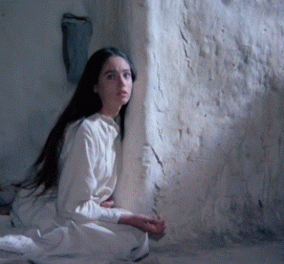 Olivia Hussey: Πως είναι σήμερα η ηθοποιός που ενσάρκωσε την Παναγία στην σειρά Ιησούς από τη Ναζαρέτ του Τζεφιρέλι - 71 ετών & γιαγιά πια   