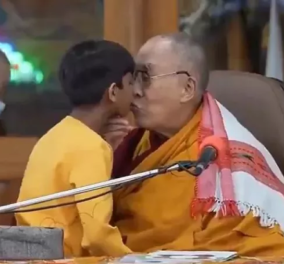 Σάλος με τον Δαλάϊ Λάμα: Φιλά στο στόμα μικρό αγόρι από την Ινδία και του ζητά να του «ρουφήξει τη γλώσσα» - Δείτε το βίντεο