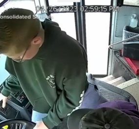 H δραματική στιγμή στο βίντεο: 13χρονος μαθητής παίρνει το τιμόνι του οδηγού που έπαθε καρδιακό επεισόδιο στο σχολικό λεωφορείο