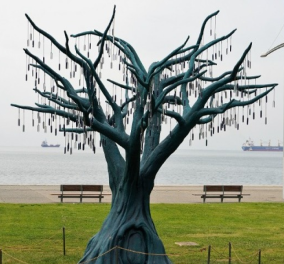 Θεσσαλονίκη: «Άνθισε» το φωτοβολταϊκό δέντρο: Τη νύχτα λάμπουν 500 φωτεινοί «καρποί» - Ένα οικολογικό έργο τέχνης