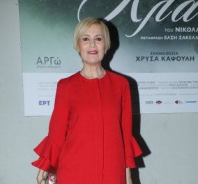 Κωνσταντίνα Μιχαήλ: Με κόκκινο, φλογερό φόρεμα σε θεατρική πρεμιέρα - Η αγκαλιά με τη Τζένη Μπότση (φωτό)