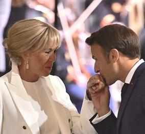 Ιππότης ο Γάλλος Πρόεδρος, Εμανουέλ Μακρόν: Το χειροφίλημα - baisemain στην αγαπημένη του σύζυγο Brigitte - Το φανταστικό της outfit (φωτό - βίντεο)