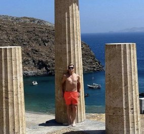 Ημίγυμνος σαν άγαλμα ποζάρει ο Τάκης Ζαχαράτος: Το ιδιαίτερο ευχαριστώ στον αρχαιολογικό χώρο της Καρθαίας για την ονομαστική του εορτή (φωτό)