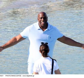 Magic Johnson: Νέα στιγμιότυπα από τις διακοπές του στην Ελλάδα - Η χαλαρή βόλτα στη Μύκονο (φωτό)