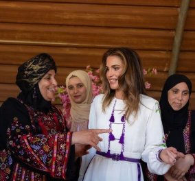 Βασίλισσα Ράνια της Ιορδανίας: Φόρεσε το ωραιότερο λευκό καφτάνι με μωβ απλικαρισμένα κεντητά λουλούδια - Επιτομή της κομψότητας και στις παραδοσιακές ενδυμασίες