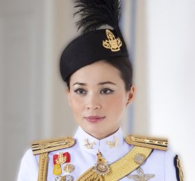 Ποια είναι η Βασίλισσα Suthida της Ταϊλάνδης; Η φρουρός του διαδόχου έγινε η γυναίκα που ερωτεύτηκε ο Βασιλιάς (φώτο)