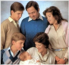 Συλλεκτικές φωτό: Ο Βασιλιάς Κωνσταντίνος & η Άννα - Μαρία με τα παιδιά τους - Στο κέντρο η νεογέννητη Θεοδώρα!