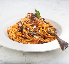 Η Αργυρώ Μπαρμπαρίγου προτείνει: Σπαγγέτι με σάλτσα Basillico, ψητές μελιτζάνες, φακές και τραγανό μπέικον