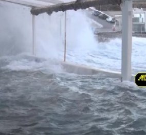 Μύκονος: "Πνίγηκε" η μικρή Βενετία - Δείτε βίντεο με τα άγρια κύματα
