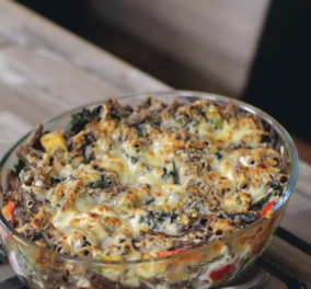 Άκης Πετρετζίκης: Μεσογειακό ογκρατέν λαχανικών με ριγκατόνι χαρουπιού - Δοκιμάστε μια διαφορετική εναλλακτική συνταγή
