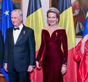 Λαμπερή δεξίωση στη Γερμανία! Η Βασίλισσα Ματθίλδη με βελούδινη burgundy τουαλέτα - Με κόκκινο ταφτά η οικοδέσποινα (φωτό)