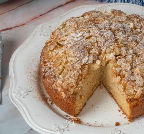 Αργυρώ Μπαρμπαρίγου: φτιάξτε μαζί μου την πιο αφράτη μηλόπιτα-κέικ -σε 5’ με δύο μήλα & λίγα απλά υλικά που έχετε στο σπίτι 