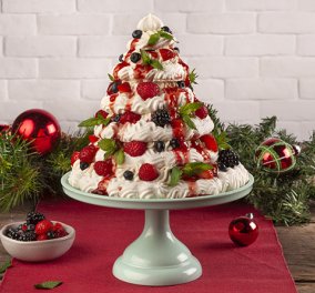 Ο Άκης Πετρετζίκης: η εντυπωσιακή πάβλοβα - χριστουγεννιάτικο δέντρο - Top επιλογή για το γιορτινό τραπέζι!