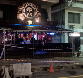 Nεκρός αστυνομικός με μια μαχαιριά στο λαιμό σε μπαρ στη Θεσσαλονίκη: Μπήκε να τους χωρίσει και τον σκότωσε 44χρονος Νορβηγός - Το χρονικό της δολοφονίας (βίντεο)