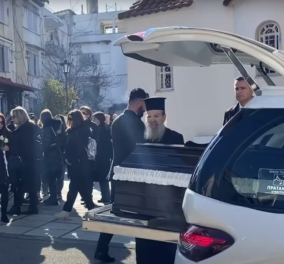 Κηδεία της 41χρονης Γεωργίας που δολοφονήθηκε στη Θεσσαλονίκη: Τραγική φιγούρα η 13χρονη κόρη της - Δίπλα της οι συμμαθητές της (φωτό & βίντεο) - Κυρίως Φωτογραφία - Gallery - Video