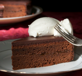 Στέλιος Παρλιάρος: Sacher torte - Το Βιενέζικο λαχταριστό σοκολατένιο κέικ με πλούσια μαρμελάδα - Κυρίως Φωτογραφία - Gallery - Video