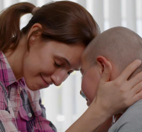 Συγκινεί η Εριέττα Κούρκουλου-Λάτση για τον παιδικό καρκίνο: Η αγάπη που σκορπούν γονείς & παιδιά θα νικάει πάντα την σιχαμένη αρρώστια - Η επίσκεψή της στη «Φλόγα» - Κυρίως Φωτογραφία - Gallery - Video