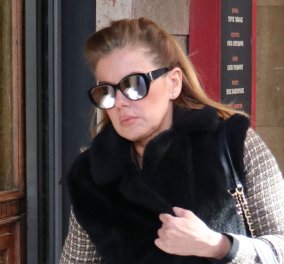 Ευγενία Μανωλίδου: Πηγαίνει κομψή στο γραφείο – Η αμάνικη γούνα, οι ultra chic γόβες και τα YSL γυαλιά ηλίου (φωτό) - Κυρίως Φωτογραφία - Gallery - Video