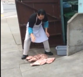Το σοκαριστικό βίντεο της ημέρας: Υπάλληλος εστιατορίου ξεπαγώνει το κρέας χτυπώντας το στο πεζοδρόμιο!