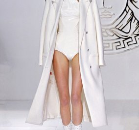 Η Versace μας ντύνει στο ανυπέρβλητο κοντράστ: Λευκό - μαύρο και μας ξετρελλαίνει (Όλη η συλλογή) - Κυρίως Φωτογραφία - Gallery - Video