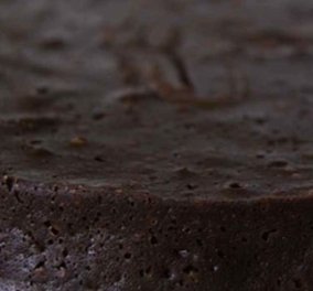 Ανάποδη σοκολατόπιτα που λιώνει στο στόμα φτιάξτε σήμερα με υπογραφή του Άκη Πετρετζίκη  - Κυρίως Φωτογραφία - Gallery - Video