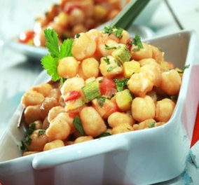 Ο σεφ της μοντέρνας κουζίνας Γιάννης Λουκάκος θριαμβεύει στα σαρακοστιανά - Ρεβιθάδα με ντομάτα, κολοκύθι και κόλιανδρο! - Κυρίως Φωτογραφία - Gallery - Video