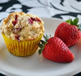 Μήπως πεθυμήσατε γλυκάκι; Ορίστε λοιπόν, υπέροχα muffins με λεμοντσέλο και φρέσκες φράουλες από τον σεφ μας Κωνσταντίνο Μουζάκη, μμμμμ απόλαυση! - Κυρίως Φωτογραφία - Gallery - Video
