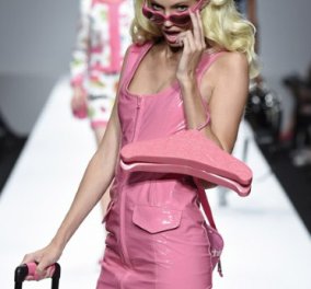 To come back του Moschino που έντυσε κούκλες Barbie τα μοντέλα του και «έσκισε» στην Εβδομάδα Μόδας του Μιλάνο - 57 φωτογραφίες - 57 κορίτσια ξανθές μελαχρινές στα ροζ  - Κυρίως Φωτογραφία - Gallery - Video