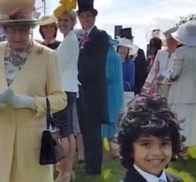 Τι gentleman! Ο γλυκούλης 5χρονος Μοχάμετ υποκλίθηκε με χάρη μπροστά στη Βασίλισσα Ελισάβετ 