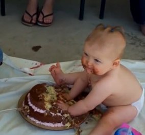 Αξιολάτρευτο μωράκι κάνει "βουτιά" στην τούρτα γενεθλίων του! (βίντεο)