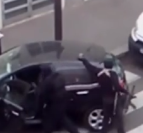 Νέο βίντεο στη δημοσιότητα από το μακελειό στο Charlie Hebdo - Τα δύο αδέλφια επιστρέφουν στο αμάξι τους μετά το αιματοκύλισμα