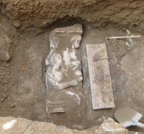Good News: Επιτύμβια στήλη του 4ου π.χ. αιώνα βρέθηκε στον Κεραμεικό! (φωτό)