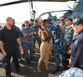 Η Κιμ στο Ναυτικό - Φιλιά και φωτό σ' όλους τους ναύτες χάρισε η χυμώδης τηλεπερσόνα, επιδεικνύοντας τα... πατριωτικά της αισθήματα! (φωτό)