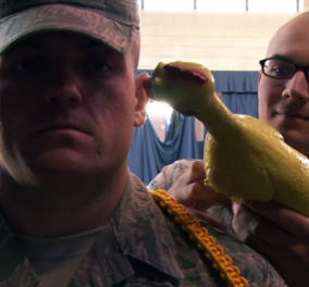 Smile βίντεο: Οι άντρες του αμερικάνικου στρατού περνάνε το τεστ της... κότας - Λαστιχένιο κοτοπουλάκι κάνει τον γνωστό ενοχλητικό θόρυβο μέσα στο αυτί τους!