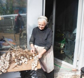 Τop Woman η κυρία Κυριακή που πουλάει εδώ και 40 χρόνια πλεξούδες με σκόρδα  στου Ψυρρή