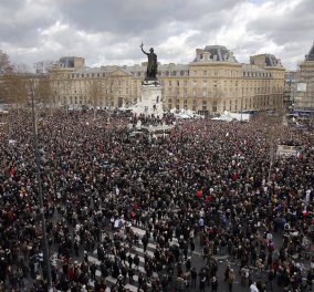 Σ - υ - ν - α - ρ - π - α - σ - τ - ι - κ - ό! Timelapse για να δείτε πως πλημμύρισε & πως άδειασε η Place De la Republique από κόσμο για την πορεία στο Παρίσι! (βίντεο) 