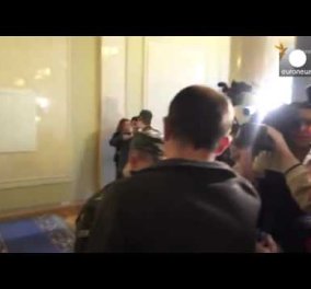 Σε γήπεδο του μποξ μετατράπηκε η Ουκρανική Βουλή: Μπουνιές και ματωμένες μύτες μπροστά στις κάμερες! (Βίντεο)