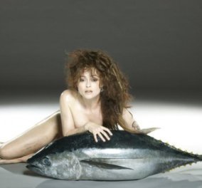 H Έλενα Μπόναμ Κάρτερ γυμνή αγκαλιάζει ένα τεράστιο ψάρι! (Φωτό)