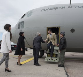 Καρέ - καρέ το ταξίδι του Πρωθυπουργού στη Ρίγα με το C-130 & τα mini meetings εν πτήσει λίγο πριν την Ρίγα